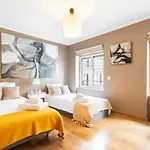 Exquisite Townhouse In Lisbon City Center- Private Garage & Terrace Appartement