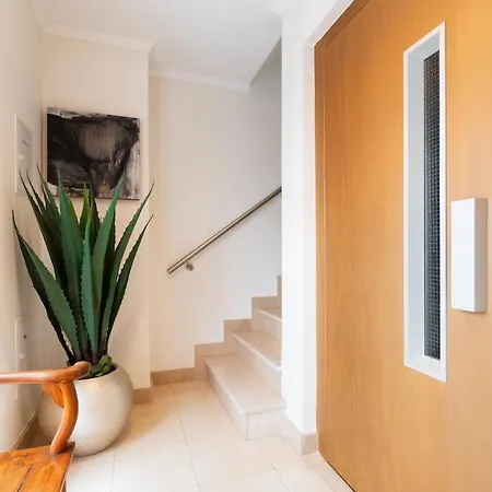 Exquisite Townhouse In Center- Private Garage & Terrace 아파트 리스본