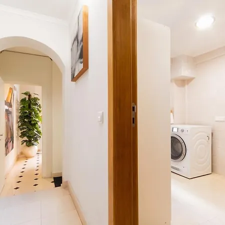 Exquisite Townhouse In Center- Private Garage & Terrace 리스본