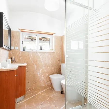 아파트 Exquisite Townhouse In Center- Private Garage & Terrace 리스본