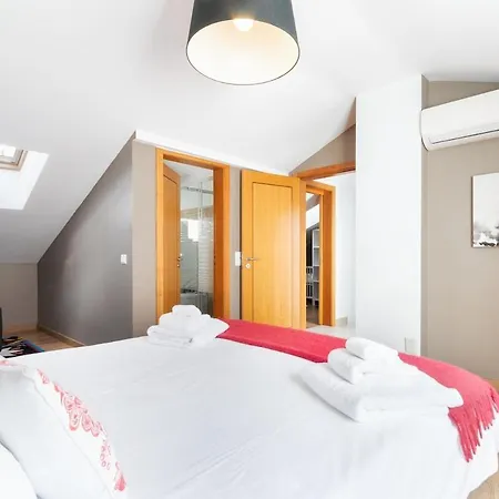 Exquisite Townhouse For Up To 8 In Center