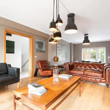 Exquisite Townhouse In Center- Private Garage & Terrace 아파트 리스본