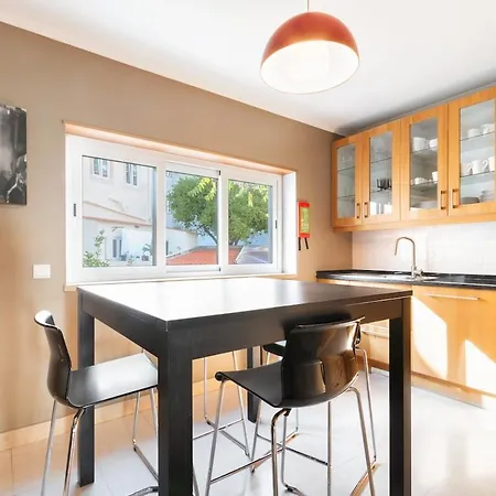 Exquisite Townhouse In Center- Private Garage & Terrace 리스본