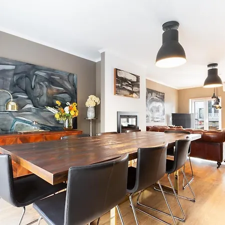 Exquisite Townhouse In Center- Private Garage & Terrace 아파트 *