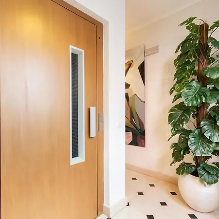 아파트 Exquisite Townhouse In Center- Private Garage & Terrace 리스본