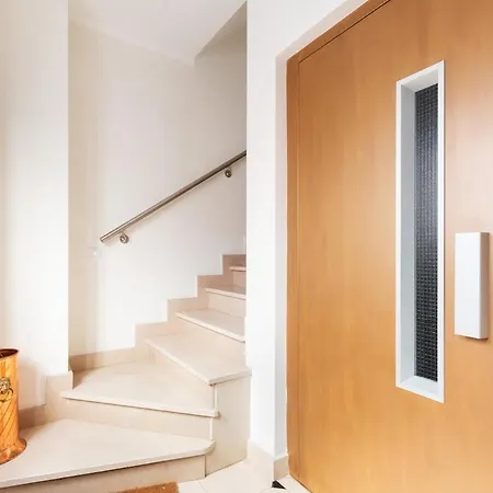 Exquisite Townhouse In Center- Private Garage & Terrace 리스본