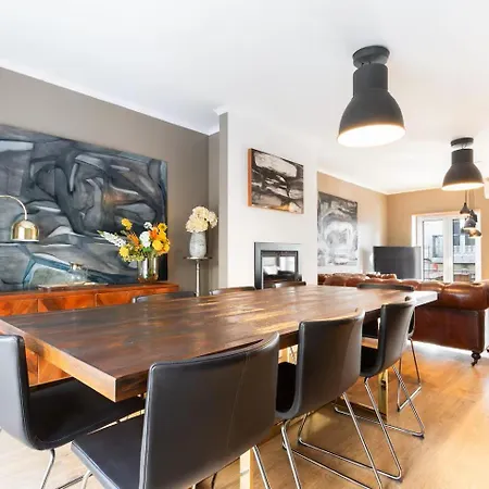 아파트 Exquisite Townhouse In Center- Private Garage & Terrace 리스본
