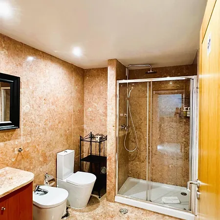 Exquisite Townhouse In Center- Private Garage & Terrace * 리스본