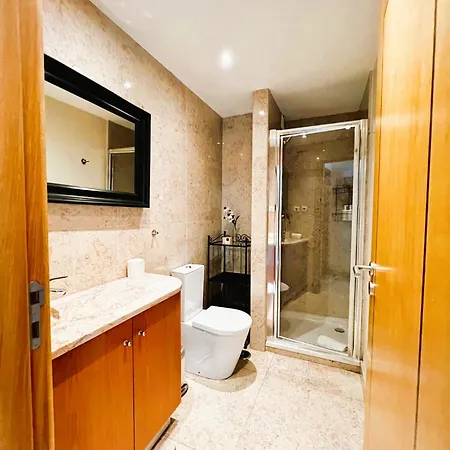 아파트 Exquisite Townhouse In Center- Private Garage & Terrace *