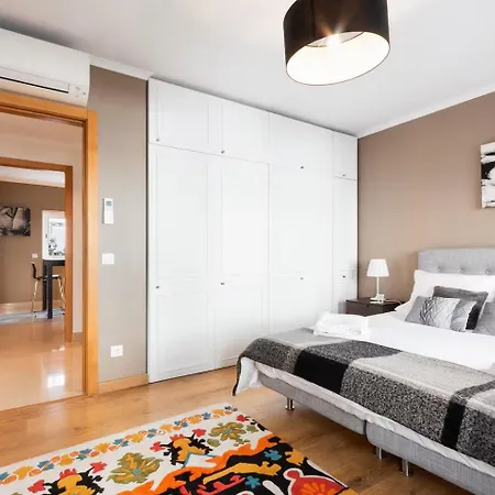 Exquisite Townhouse In Center- Private Garage & Terrace * 리스본