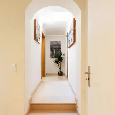 Exquisite Townhouse For Up To 8 In Center Daire