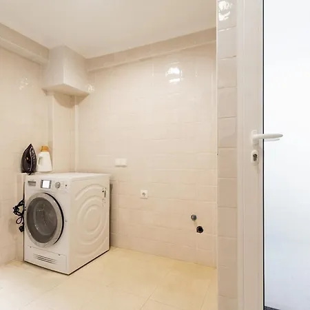 Exquisite Townhouse For Up To 8 In Center