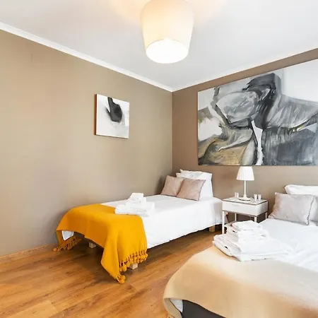 Exquisite Townhouse For Up To 8 In Center