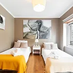 Exquisite Townhouse In Center- Private Garage & Terrace Apartmán Lisboa